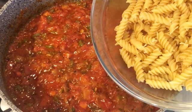 İtalyan usulü domates soslu makarna nasıl yapılır? Makarnaya lezzet katan sırrı İtalyan aşçı söyledi.