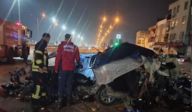 Mersin'de feci kaza! Araç, levhayı yardı kağıda dönüştü