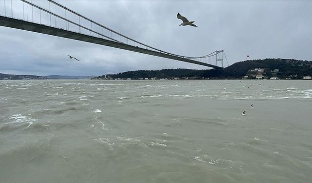 İstanbul Boğaz'ı gemi trafiğine kapatıldı