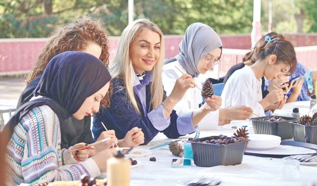 DOĞADAN TOPLADIKLARI ÜRÜNLERİ BOYADILAR