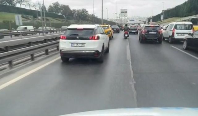 İstanbul’da ambulansın yolunu motorcu böyle açtı