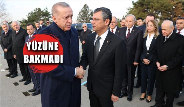 Erdoğan, Özel'in elini sıktı ama! Ata’nın huzurunda tarihi fotoğraf!