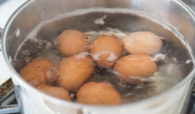 Yumurta haşlarken çatlamasına son! 1 çay bardağı eklemek yetiyor