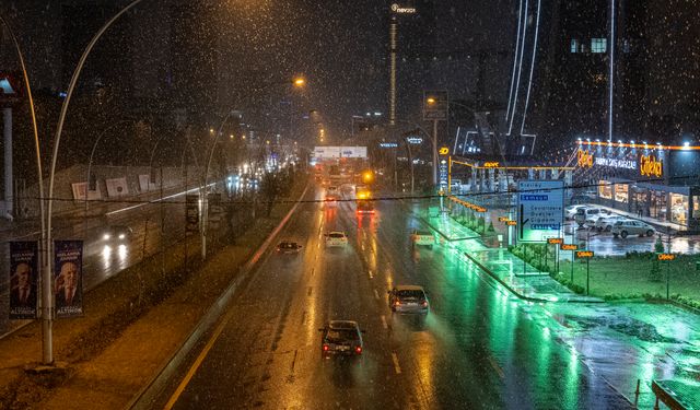 Ankara'da kar ve karla karışık yağmur etkili oluyor