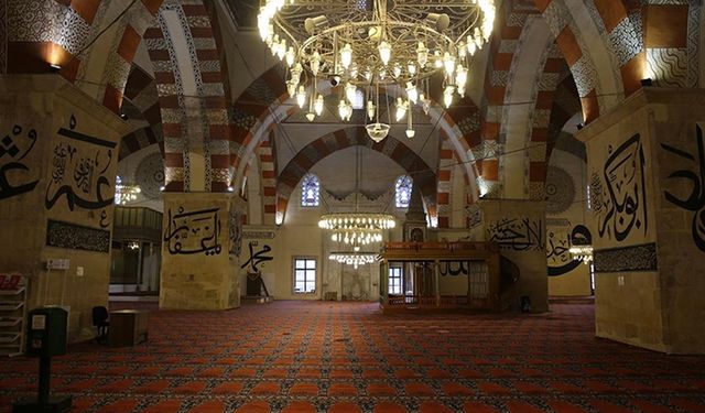 Hat yazılarıyla bir şaheser: Edirne Eski Cami