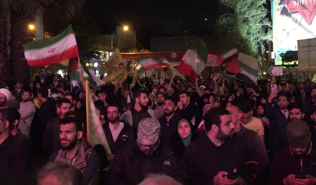 Tahran’da halk, İran’ın İsrail'i hedef aldığı saldırıyı coşkuyla kutladı!