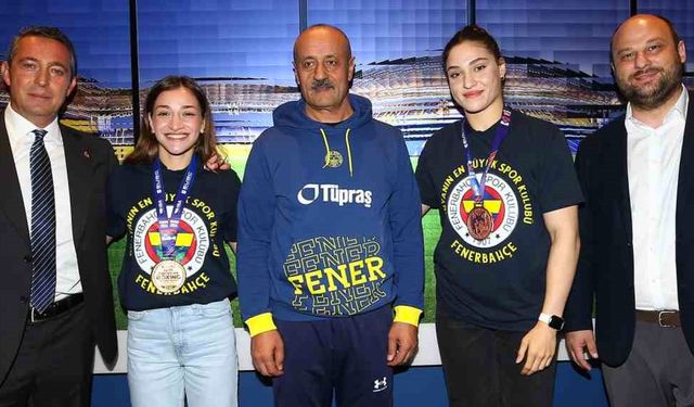 Fenerbahçe Başkanı Ali Koç, şampiyon boksörlerle bir araya geldi