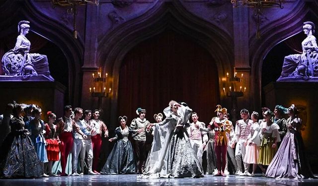 İzmir Devlet Opera ve Balesi Kuğu Gölü Balesi'ni sahneledi
