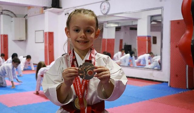 6 yaşındaki Ayza Akgün, Türkiye şampiyonu oldu