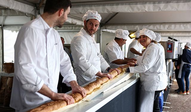 Dünyanın en uzun ekmeğiyle rekor kırdılar