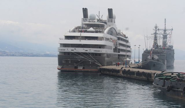 Dev gemi Antalya semalarında görüldü