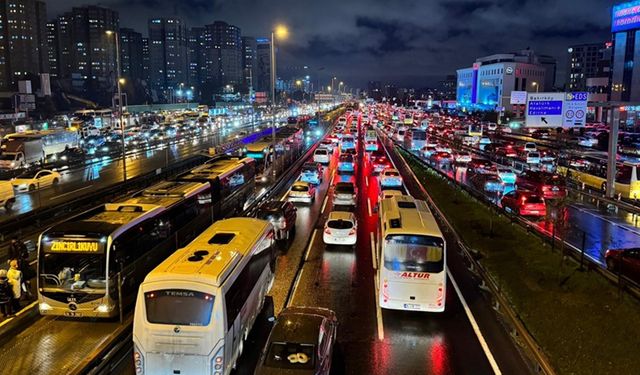 İstanbul trafiğine bir de yağmur sürprizi