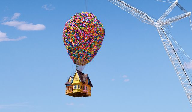 Up filmindeki balonlarla uçan ev gerçek oldu! İsteyen kiralayabilecek