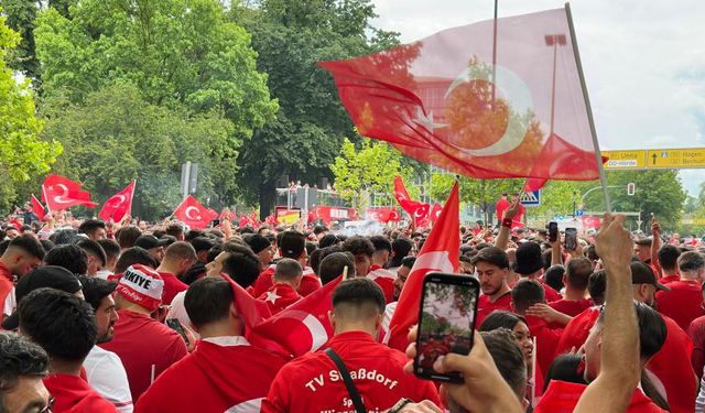 Dortmund sokakları kırmızı-beyaz