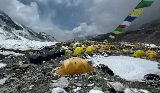 Everest'in zirvesindeki yüzlerce ceset açığa çıkıyor