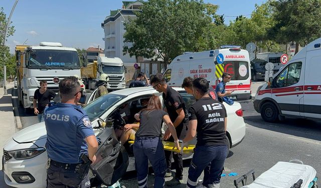 Ambulans ve otomobil çarpıştı: Sürücü aracına sıkıştı!