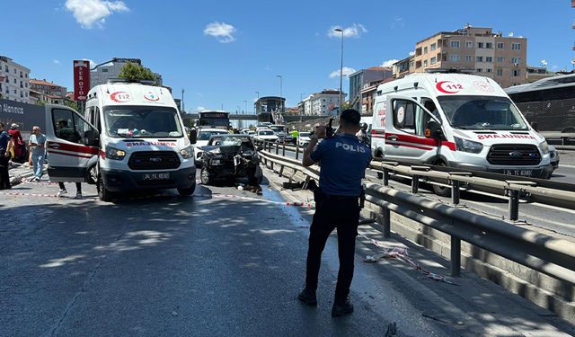 SON DAKİKA| İstanbul Avcılar'da otomobil yayaların arasına daldı!