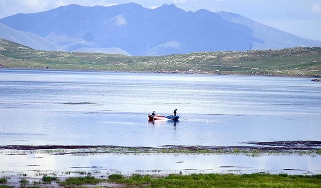 Karın eridiği 2 bin 241 rakımlı Balık Gölü'nde turizm sezonu açıldı