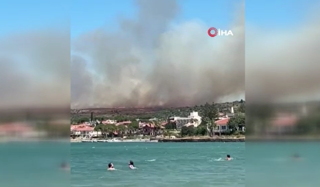 Bir tarafta tatil, diğer tarafta yangın! Çeşme yanıyor