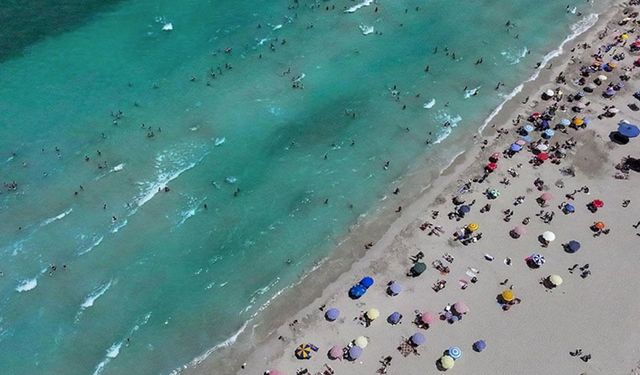 Bayram tatilinde Çeşme'nin otelleri de plajları da doldu