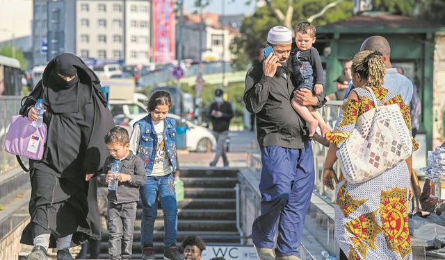 SON DAKİKA! Bakanlık açıkladı: İstanbul’da kaç milyon yabancı yaşıyor?