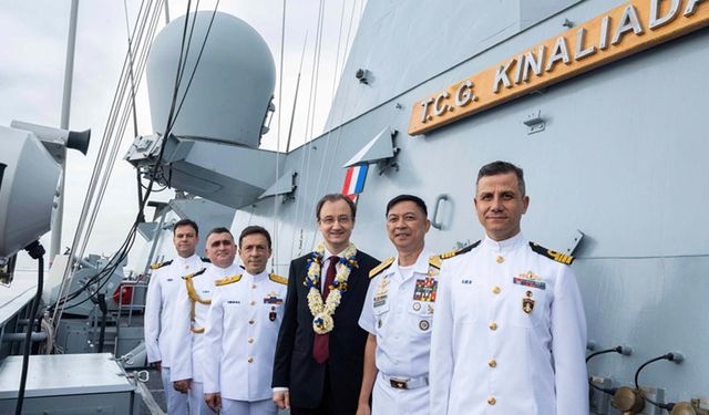 TCG Kınalıada Filipinler'i ziyaret etti