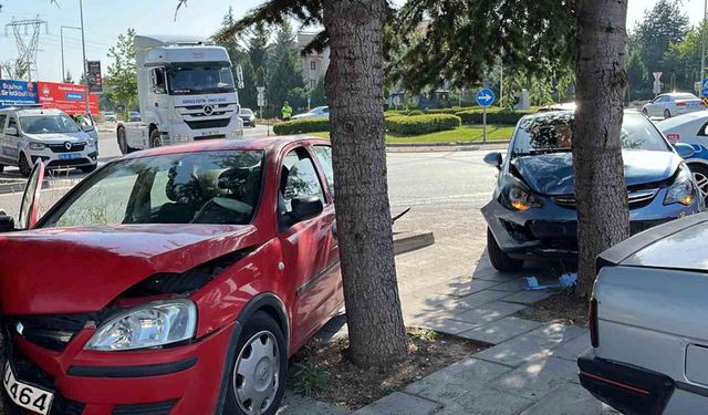 Kaza yapan iki otomobil ağaca çarparak durabildi: 2 yaralı