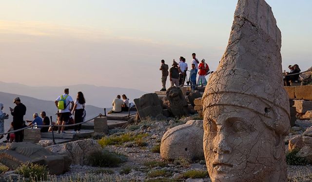 Dünya mirası Nemrut'u bayramda yaklaşık 8 bin kişi ziyaret etti