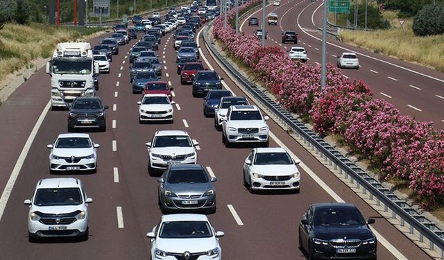 Uzun yol sürücülerinin en az 8 saat uyuması gerekiyor