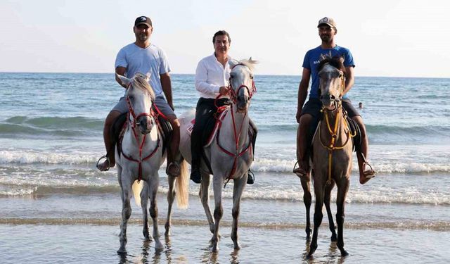 Başkan Aras Patara plajında at bindi