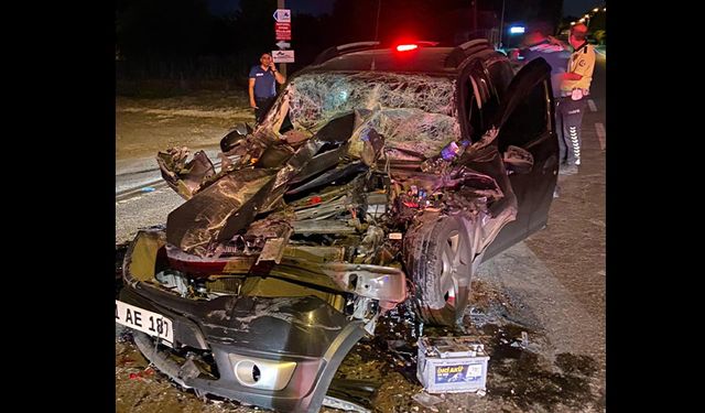 Beklenmedik kaza: Tıra arkadan çarptı, aracı hurdaya döndü!