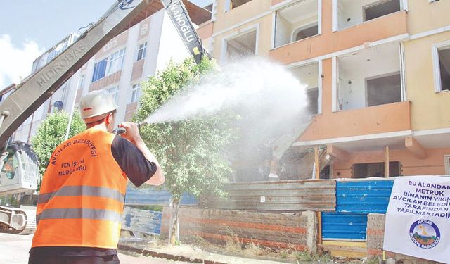 Avcılar'da güvenliği tehdit eden metruk binalar yıkılıyor