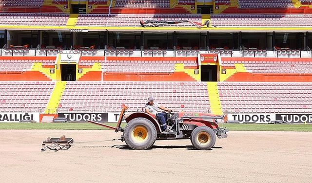 UEFA ve FIFA standartlarına uygun çim serimi yapılıyor