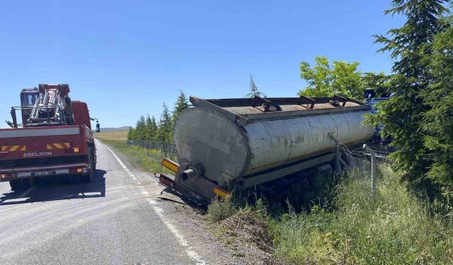 Kulu’da kontrolden çıkan tır şarampole indi