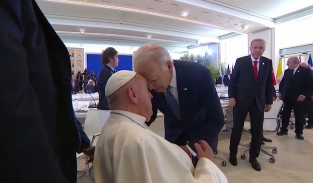 Biden, Papa'yı sarıp sarmaladı, Cumhurbaşkanı Erdoğan dikkatle izledi!