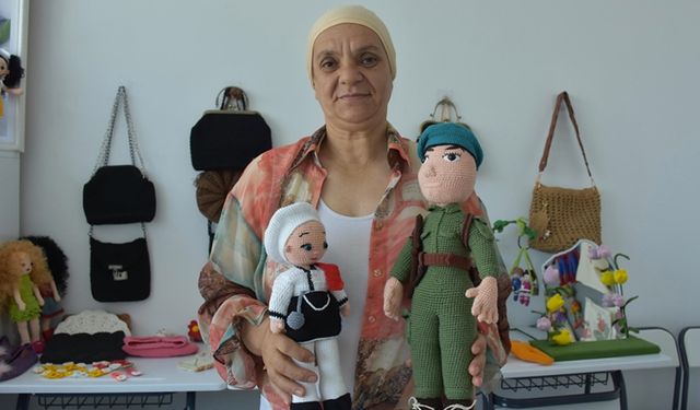 Hafızasını "amigurumi bebek" örerek güçlendiriyor