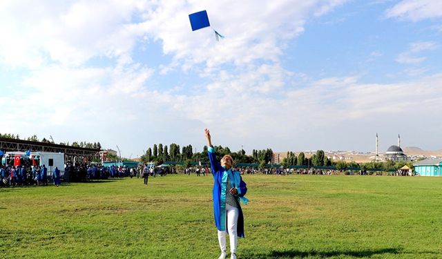 Üç çocuk, iki torun sahibi kadın üniversiteyi birincilikle bitirdi