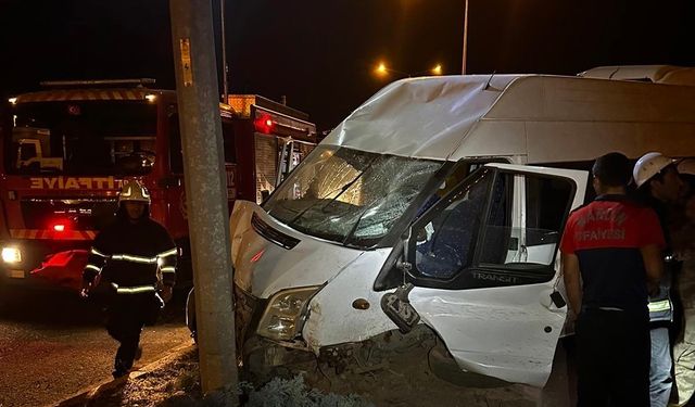 Mardin'de feci kaza: Önce refüje, ardından aydınlatma direğine çarptı!