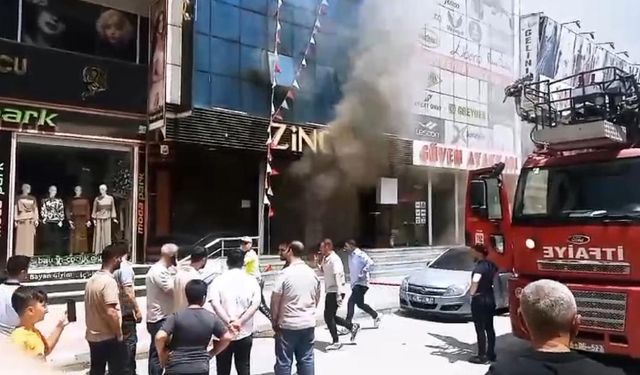 Mağaza yandı: İtfaiye erleri zehirlendi!