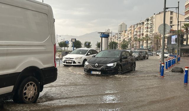 İzmir'de aniden bastıran yağış, yolları göle çevirdi