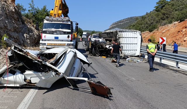 Antalya'da feci kaza: Kamyon önce tıra sonra otomobile girdi!