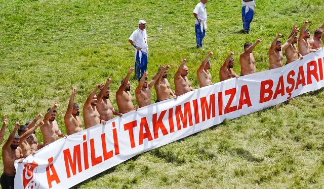 Başpehlivanlardan milli takıma, er meydanında 'bozkurt' işaretli destek