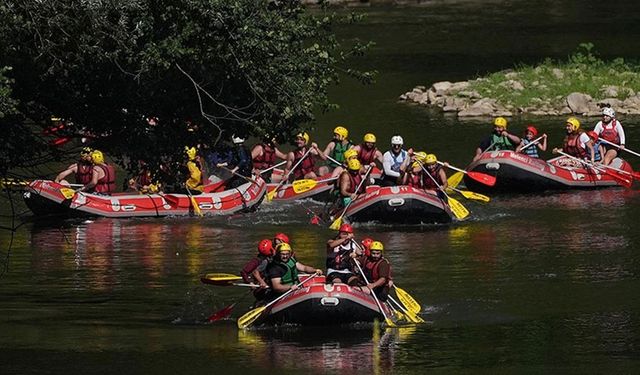 Düzce'de maceraseverler sıcakta rafting yaparak serinliyor