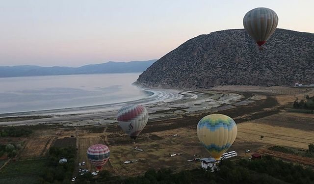 Burdur'da Salda Gölü manzaralı sıcak hava balon turizmi başlatıldı