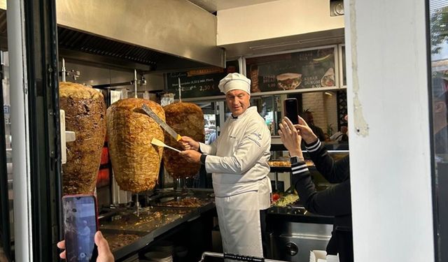 Bavyera Eyalet Başbakanı Söder, döner ısmarlayacağı takipçileri için döner kesme denemesi yaptı