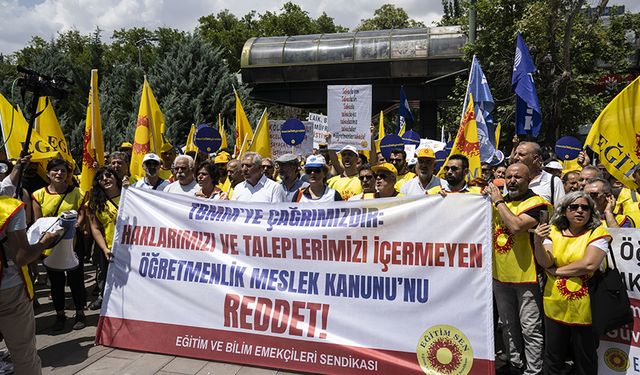 Protesto eden öğretmenlere polis müdahalesi