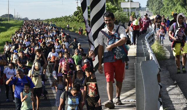 Yüzlerce göçmen Trump korkusuyla ABD sınırına yürüyor!