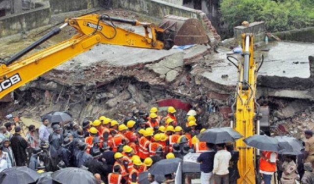 Hindistan'da 6 katlı bina çöktü, 7 kişi hayatını kaybetti