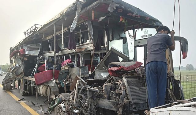 Çift katlı otobüsle süt kamyonu çarpıştı: 18 kişi hayatını kaybetti!