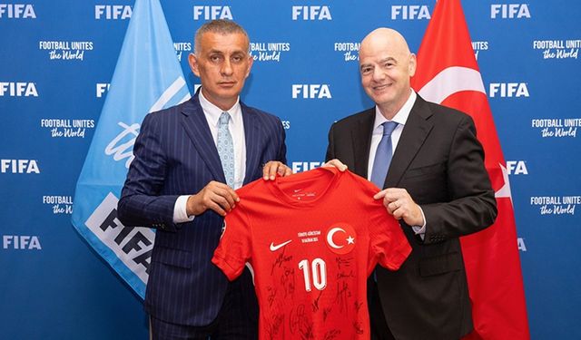 TFF Başkanı Hacıosmanoğlu, FIFA Başkanı Infantino ile Paris'te bir araya geldi